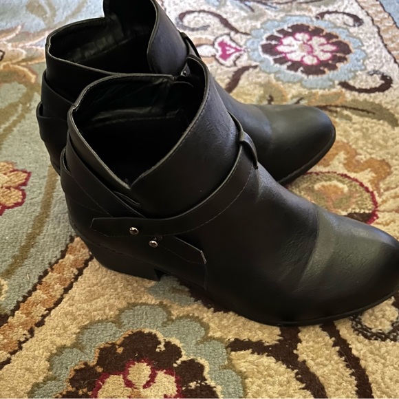 FOREVER~BLACK ANKLE BOOTS~9 - Picture 2 of 6